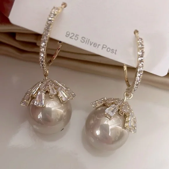 NWT Light Beige  Pearl Drop Gold/Crystal/Earrings. - Picture 4 of 8